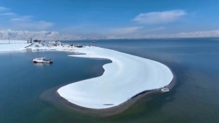Vanda karla beyaza bürünen Erçek Gölü sahilinden mest eden görüntüler
