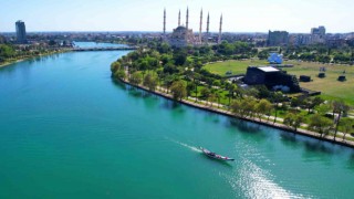Adana'da turistlerden Seyhan Nehri üzerinde gondol keyfi