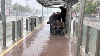 Yağmura hazırlıksız yakalanan vatandaşlar korunacak yer aradı
