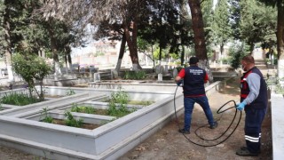 Yalova Belediyesinden mezarlıklarda temizlik çalışması
