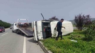 Yalovada kontrolden çıkan minibüs takla attı, 2 kişi yaralandı