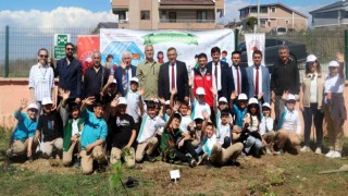 Yalovada öğrenciler okul bahçesine meyve ağacı fidanı dikti