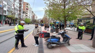 Yaya yoluna giren motosiklet sürücülerine ceza kesildi