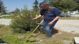 Yeni başkan işe bayram öncesi mezarlıkların temizliği ile başladı