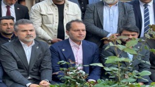 Yeniden Refah Partisi Genel Başkanı Fatih Erbakan, Prof. Dr. Necmettin Erbakanın kabrini ziyaret etti