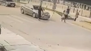 Yolun karşısına geçmeye çalışan yaya otomobilin altında kalmaktan kıl payı kurtuldu