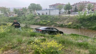 Yolunu kaybeden vatandaş gece su kanalına uçtu, sabah otomobilini kurtarmaya geldi