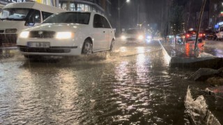 Yüksekovada caddeler göle döndü, araçlar adeta suda yüzdü