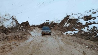 Yüksekovada heyelan sonucu kapan köy yolu kontrollü olarak açıldı