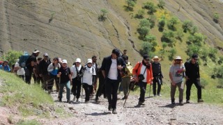 Yüksekovalı dağcılar Irak sınırında doğa yürüyüşü yaptı