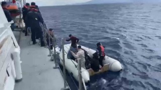 Yunan unsurlarınca ölüme terk edilen 4ü çocuk, 16 kaçak göçmen kurtarıldı