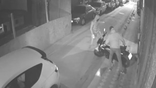Zeytinburnunda motosiklet hırsızlığı kamerada