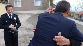 Ziyarette duygulandıran an: Şehit polisin annesi polislere sarılıp ağladı
