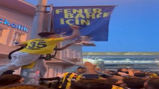 -Fenerbahçe taraftarlarından Ali Koçun afişlerine saldırı