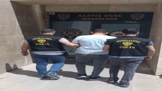 1 yıl 7 ay hapis cezası ile aranan şahsı polis yakaladı