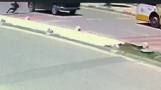 11 yaşındaki çocuğun minibüsün altında kalmaktan son anda kurtulduğu kaza kamerada