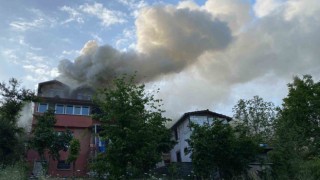 15 ay önce evlendiği kocasının evini yakıp yangını izledi