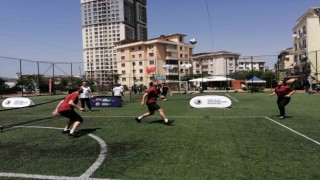 19 Mayıs Atatürkü Anma Gençlik ve Spor Bayramı için Kartalda sporcular ayak tenisinde rekabet etti