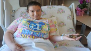 19 yaşındaki genç kızın safra kesesinden yumurta büyüklüğünde taş çıktı