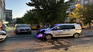 2 araç çarpıştı: 2 yaralı