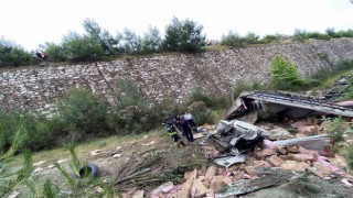 20 metrelik uçuruma düşen kamyonun sürücüsü öldü