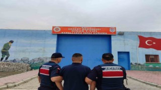 3 yıl 1 ay 15 gün hapis cezası ile aranan şahsı jandarma yakaladı