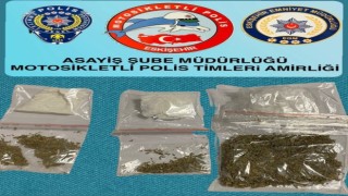 4 şüphelinin üzerinde 1 ruhsatsız tabanca ve uyuşturucu maddeler ele geçirildi