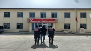 4 yıl 4 ay 15 gün hapis cezası ile aranan şahsı jandarma yakaladı