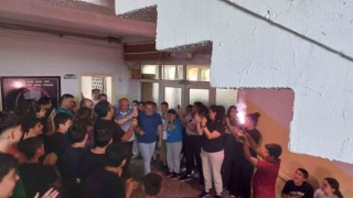 40 yıldır aynı okulda görev yapan Kurtul Amcaya yürek ısıtan emeklilik uğurlaması