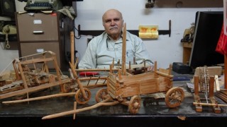 40 yıllık kasap, çocukların özlemlerini gidermek için yaptığı ahşap oyuncakları dükkanında sergiliyor