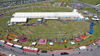 500 öğrenciden ay-yıldızlı ‘zeybek gösterisi