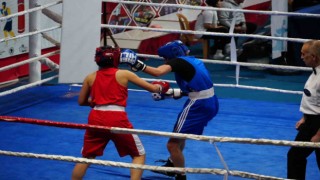 500 sporcu şampiyon olmak için yumruk sallıyor