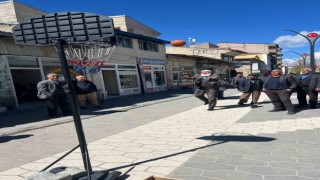 71 yaşındaki Zeki Boztepe gençlere taş çıkardı