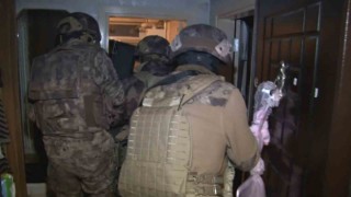 8 ilde göçmen kaçakçılarına operasyon: Elbise dolabından çıktılar