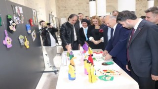 Açtığı serginin gelirini engellilere bağışladı