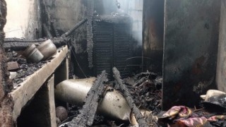 Adanada alevlere teslim olan ev küle döndü