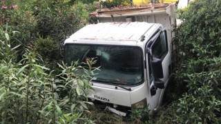 Adanada kamyon ile otomobil çarpıştı: 1 yaralı
