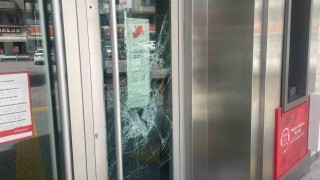 Adanada madde bağımlısı iki kişi Ziraat Bankasının camlarını kırdı
