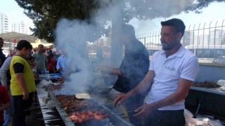 Adanada okul bahçesinde kebap dumanları yükseldi