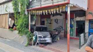 Adanada otomobil kahvehaneye girdi: 1i ağır 5 yaralı