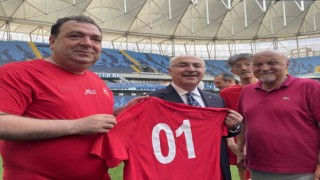 Adanada spor basını, il protokolü ile gösteri maçında karşılaştı
