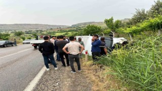 Adıyamanda kontrolden çıkan minibüs yan yattı: 14 yaralı