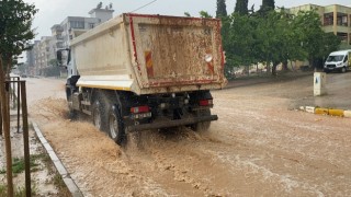 Adıyamanda şiddetli yağmurda sokaklar göle döndü