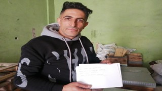 Ağrıda ilkokul 3. sınıftan sonra okulu bırakmasına rağmen İngilizceyi ana dili gibi konuşuyor