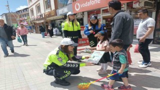 Ağrıda Trafik Haftasında vatandaşlara bilgilendirme