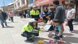 Ağrıda Trafik Haftasında vatandaşlara bilgilendirme