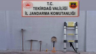 Ahırda kaçak kazı yaparken yakalandı