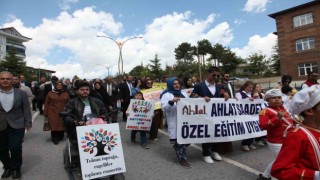 Ahlatta engelliler için farkındalık yürüyüşü