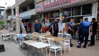 Akdeniz Belediyesi zabıta ekipleri kaldırım işgallerini denetliyor