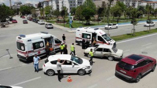 Aksarayda 2 otomobilin çarpıştığı kazada 4 kişi yaralandı